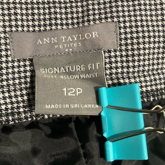 Ann Taylor
12P Capris
Houndstooth black/white - Picture 5 of 6